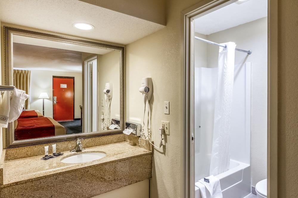 Red Carpet Inn Norwalk Exterior photo