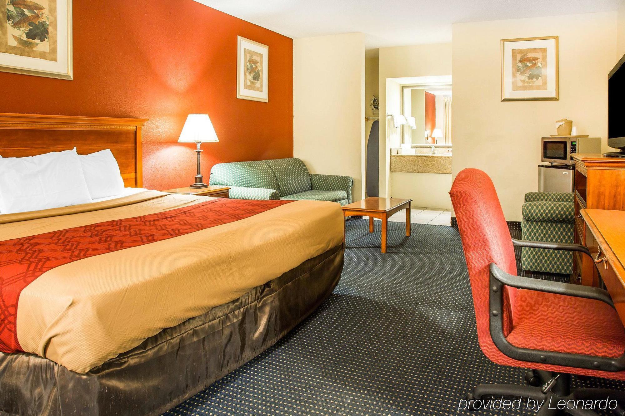 Red Carpet Inn Norwalk Exterior photo