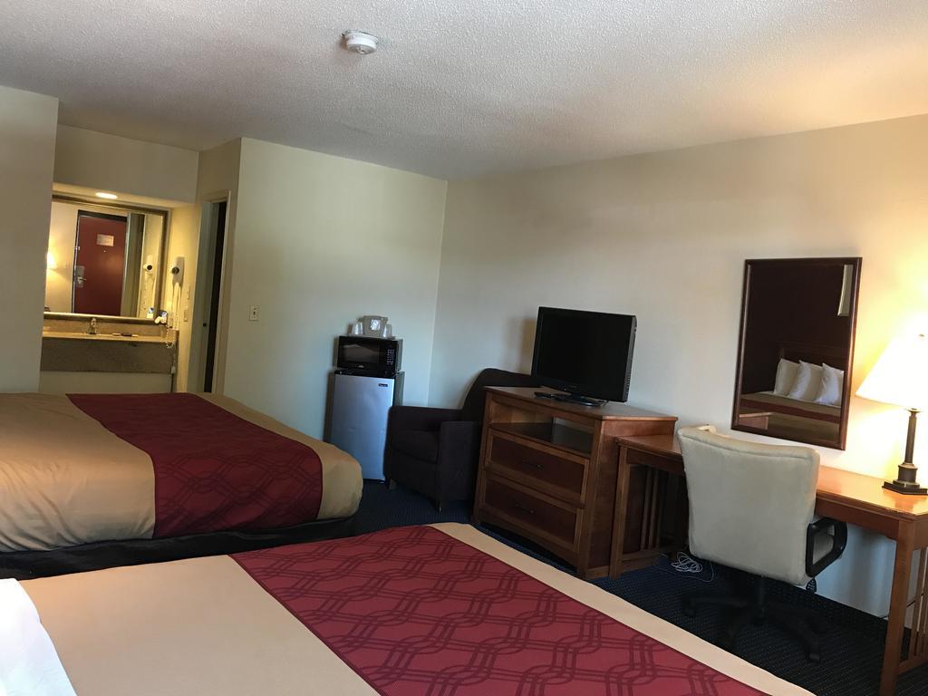 Red Carpet Inn Norwalk Exterior photo