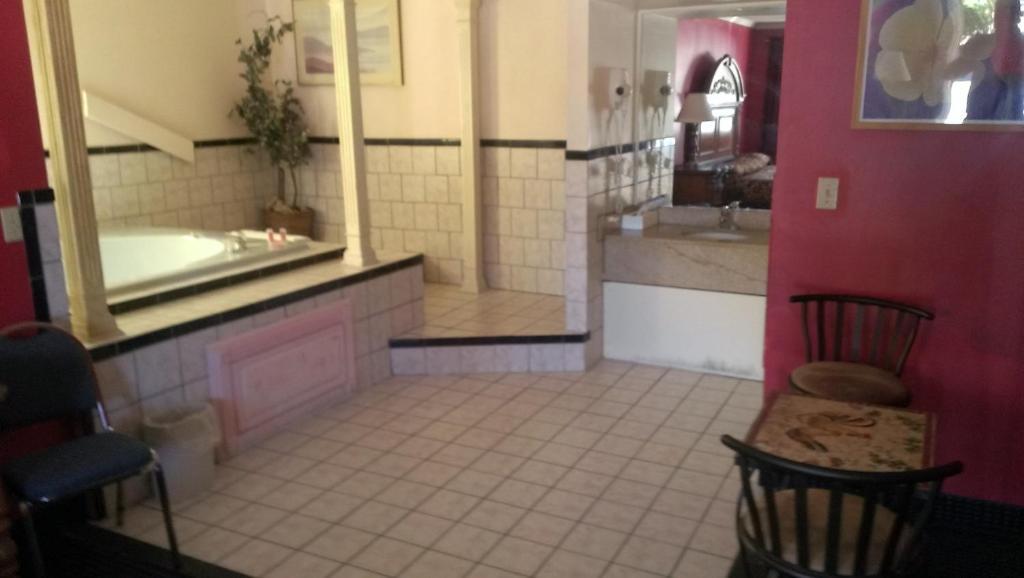 Red Carpet Inn Norwalk Exterior photo
