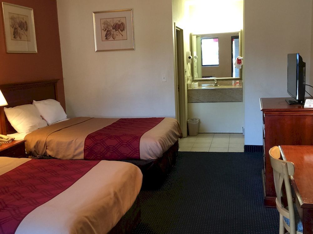 Red Carpet Inn Norwalk Exterior photo