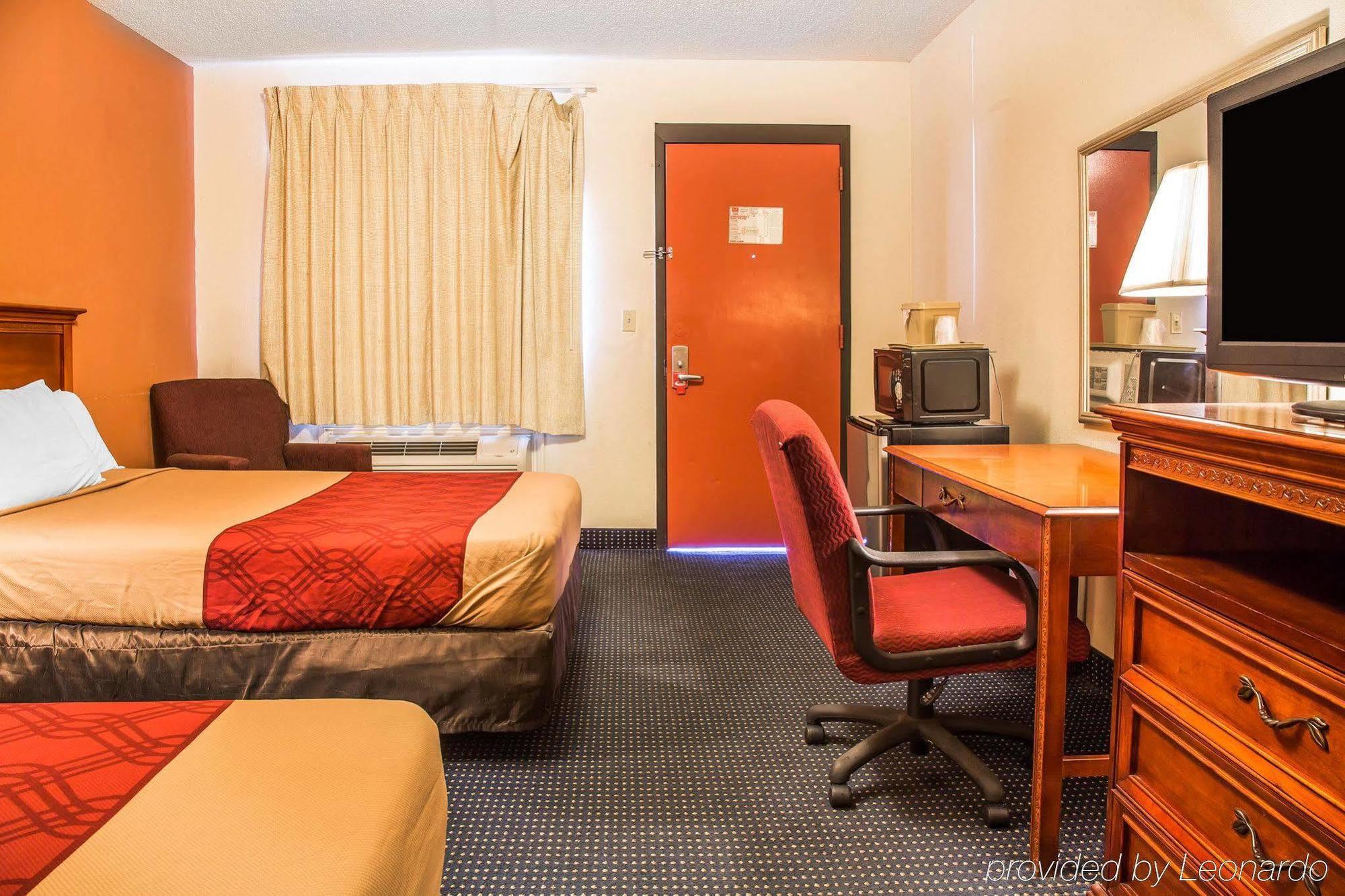 Red Carpet Inn Norwalk Exterior photo