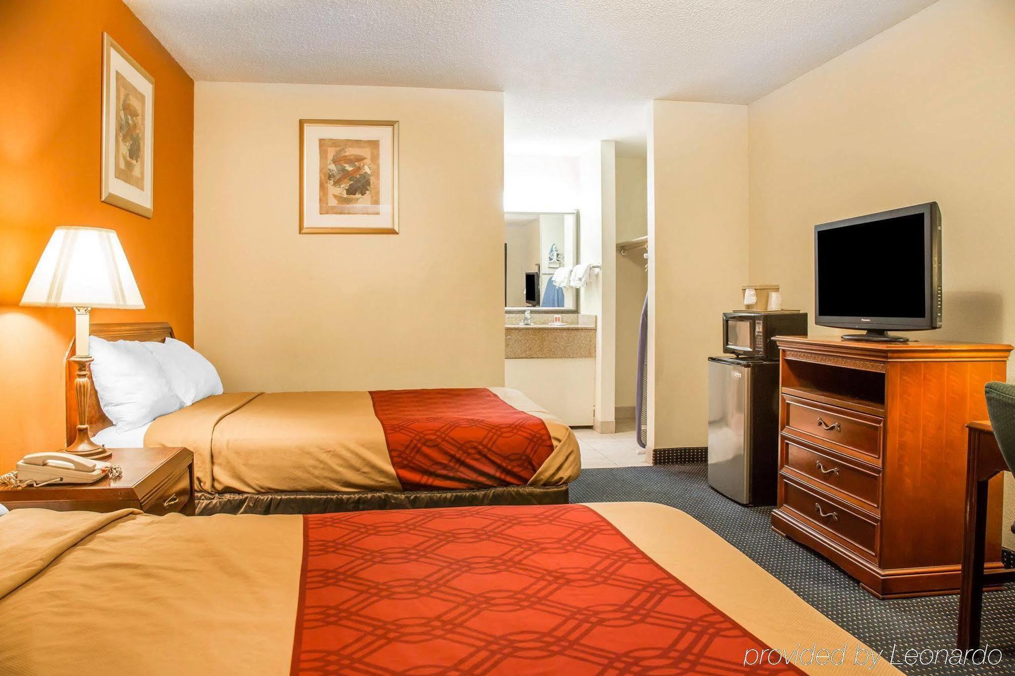 Red Carpet Inn Norwalk Exterior photo