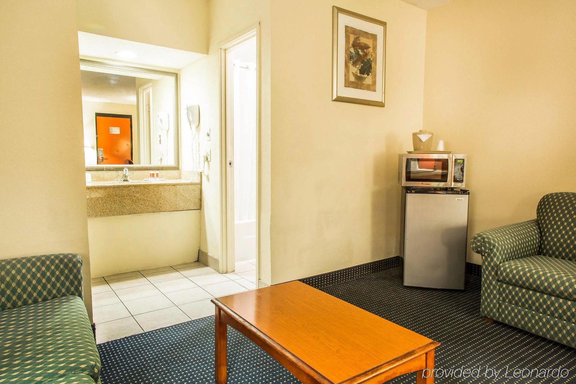Red Carpet Inn Norwalk Exterior photo