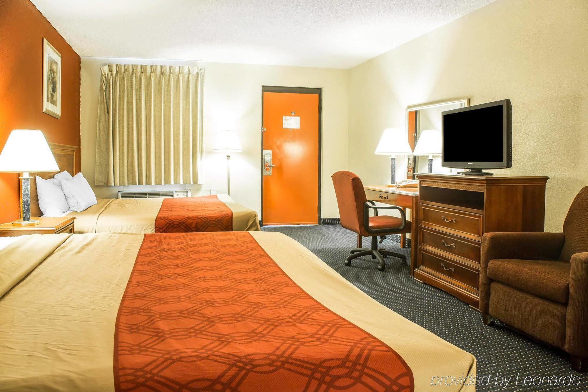 Red Carpet Inn Norwalk Exterior photo