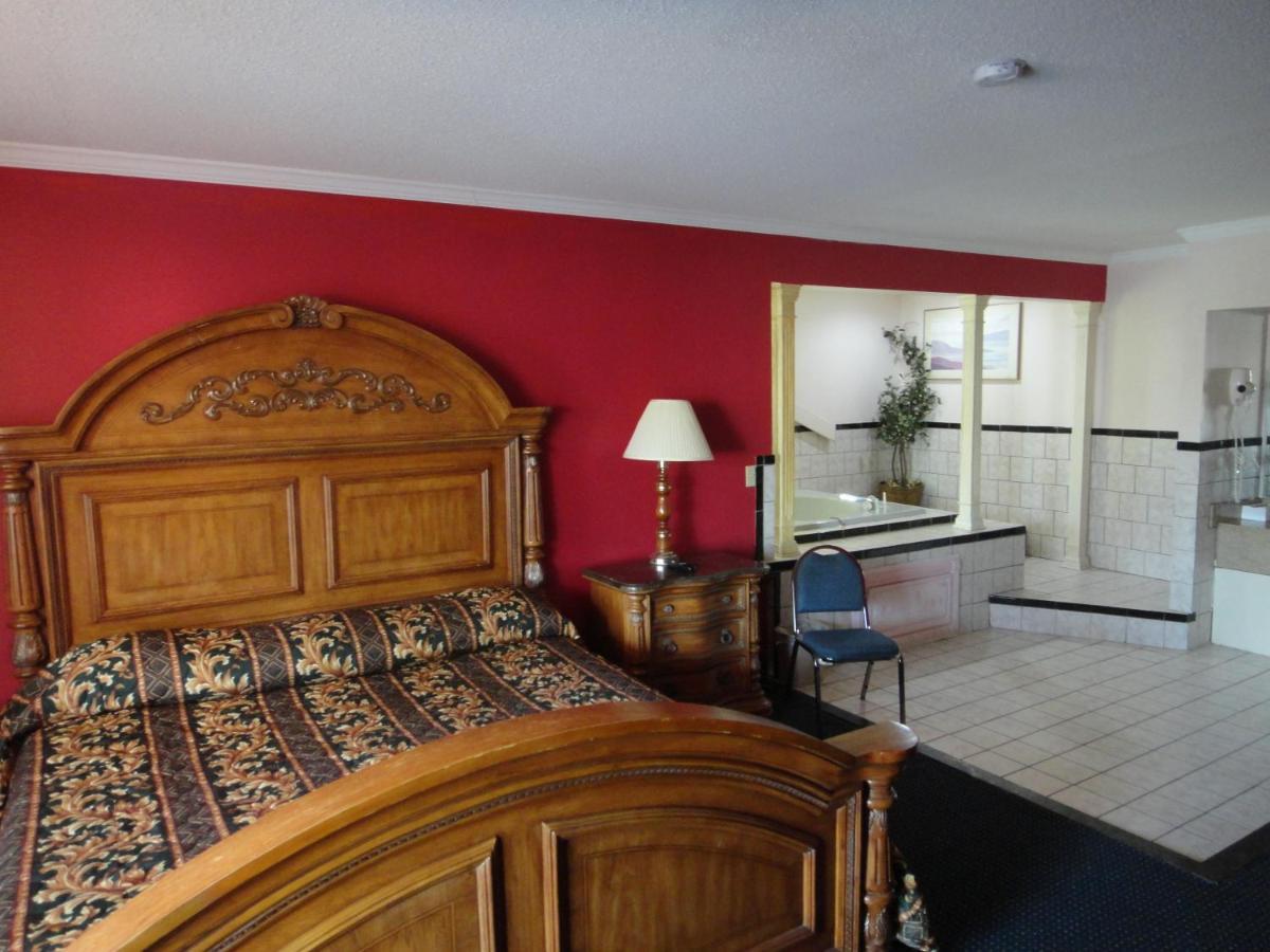 Red Carpet Inn Norwalk Exterior photo